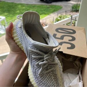 Title: Yeezy boost 350 v2.
Size: 6 1/2 
Tags and original box 
hardly ever worn